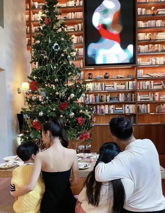 大S复出经营被讽越长越像AI,台媒曝其广告大片,微整痕迹显露