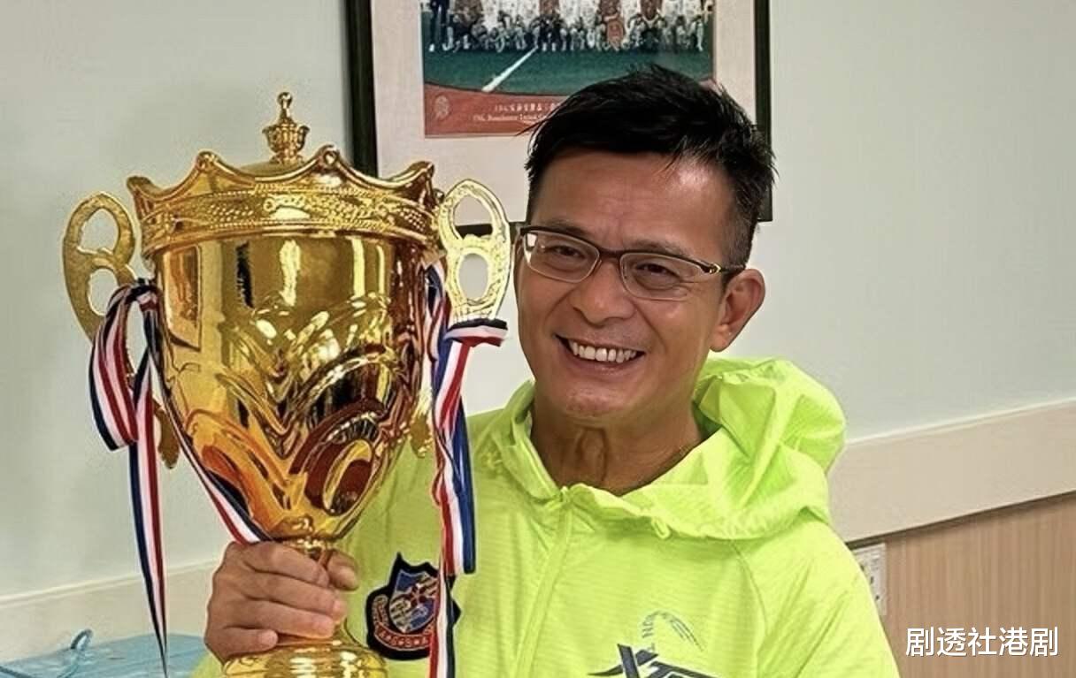 香港知名男星否认再婚,妻子因肾衰竭离世,自曝已经习惯了单身