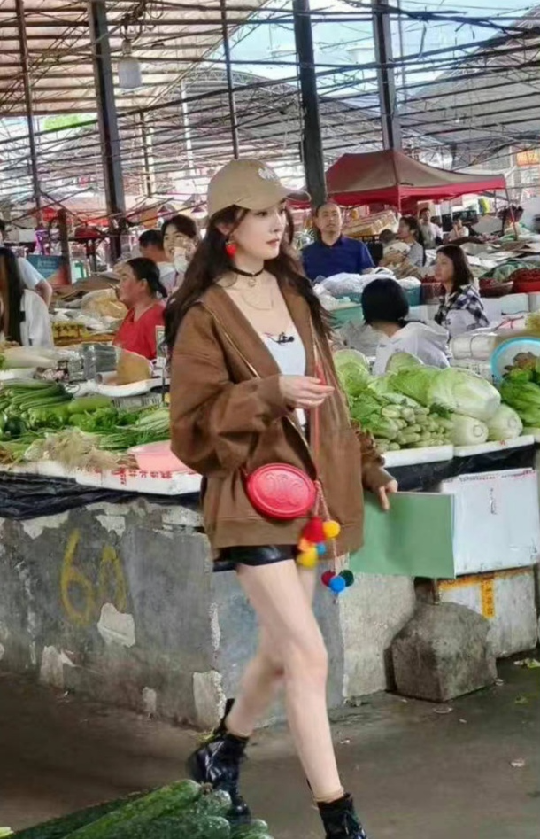 杨幂分享看展的自拍,身材瘦小穿的单品都普通,但时尚感是真的强