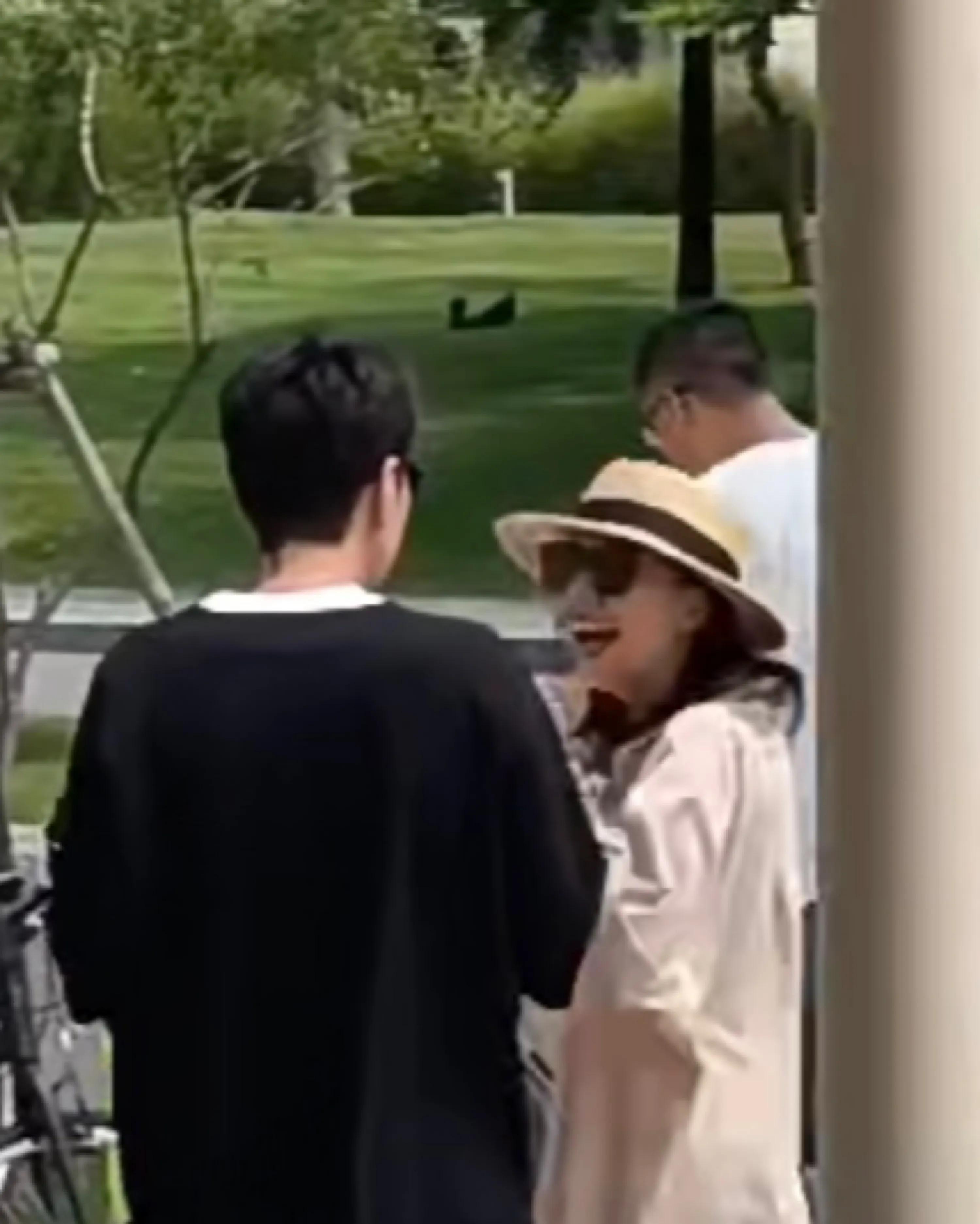 偶遇赵又廷夫妇逛街，男帅女美好养眼，高圆圆帮老公擦脸笑容好甜