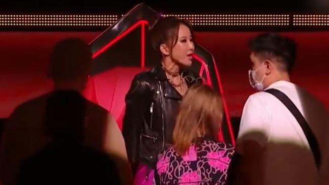 《好声音》员工曝：李玟被导演扇巴掌、踢倒，梁静茹在场！现已删