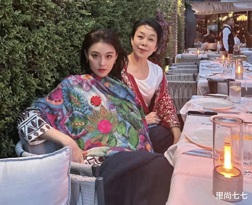 张馨予妈妈年轻得过分了,花甲年龄还穿热裤吊带,比女儿都抢眼