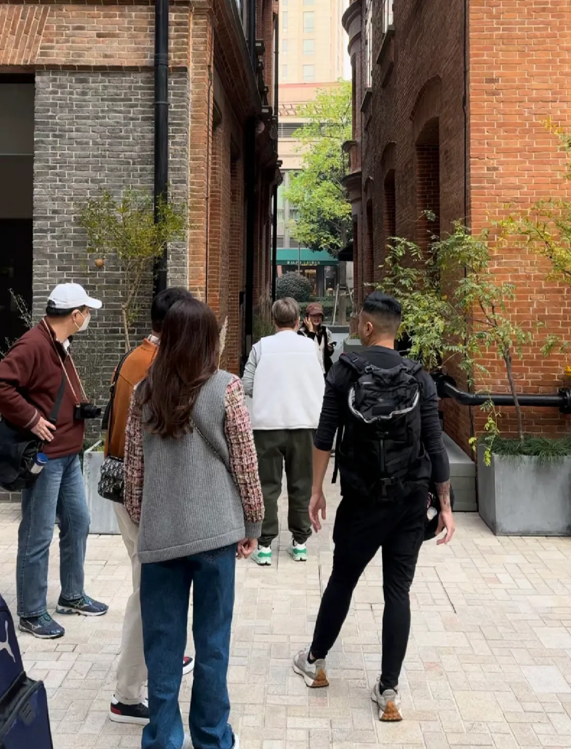 偶遇李嘉欣许晋亨现身上海街头,夫妇俩牵手逛街撒狗粮,恩爱甜蜜