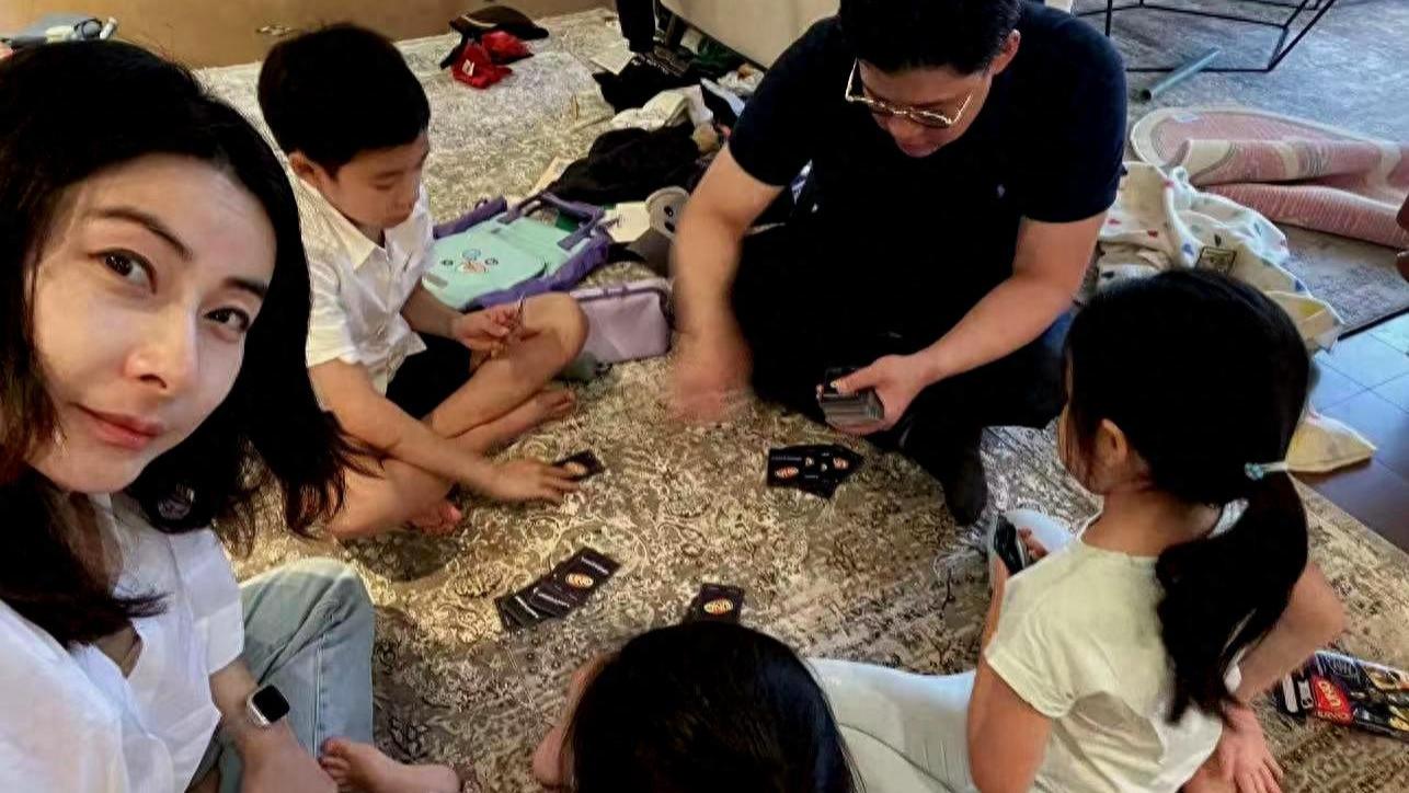 郭晶晶一家为霍启刚庆生曝光豪宅内景，满地杂物显凌乱
