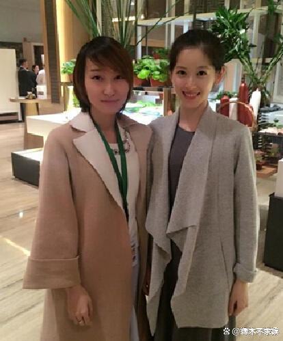 章泽天母女国外喝下午茶，曝其花100万请保姆，全程玩手机不管女儿！