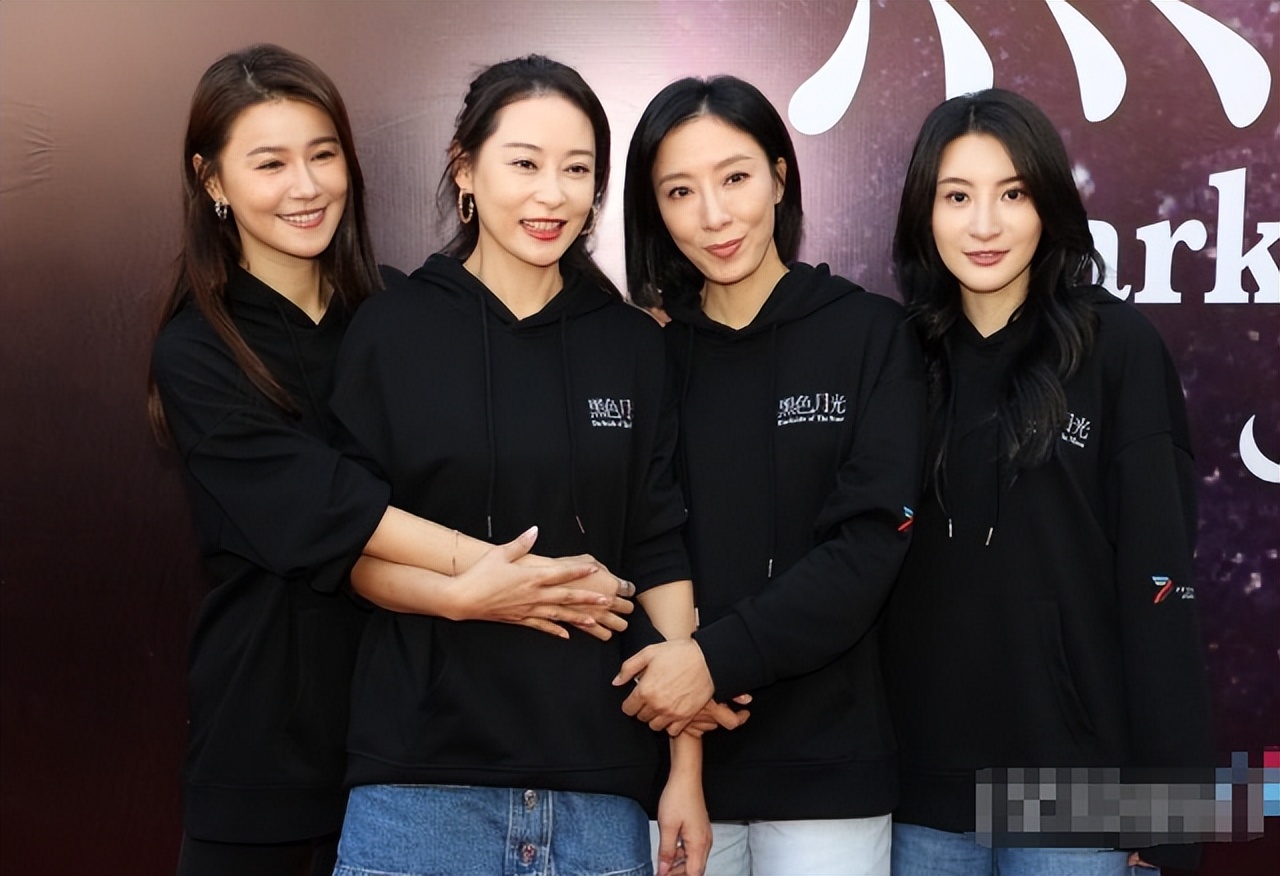 杨怡晒全家福为幼子庆生，2岁Eden大眼睛似爸爸，小珍珠亲吻弟弟