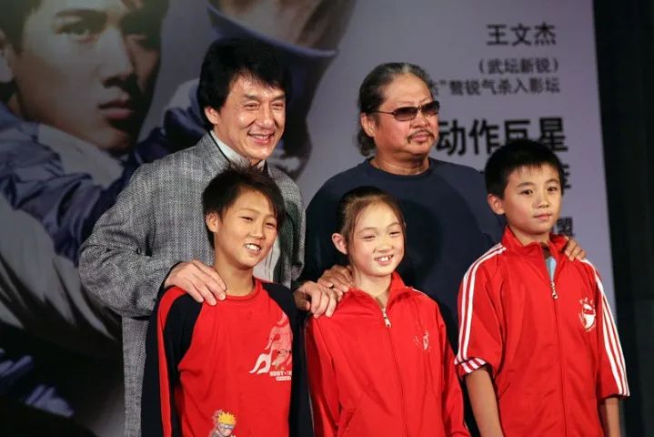 成龙:当初50个人拿刀砍我,就他留下救我,这辈子任他欺负!