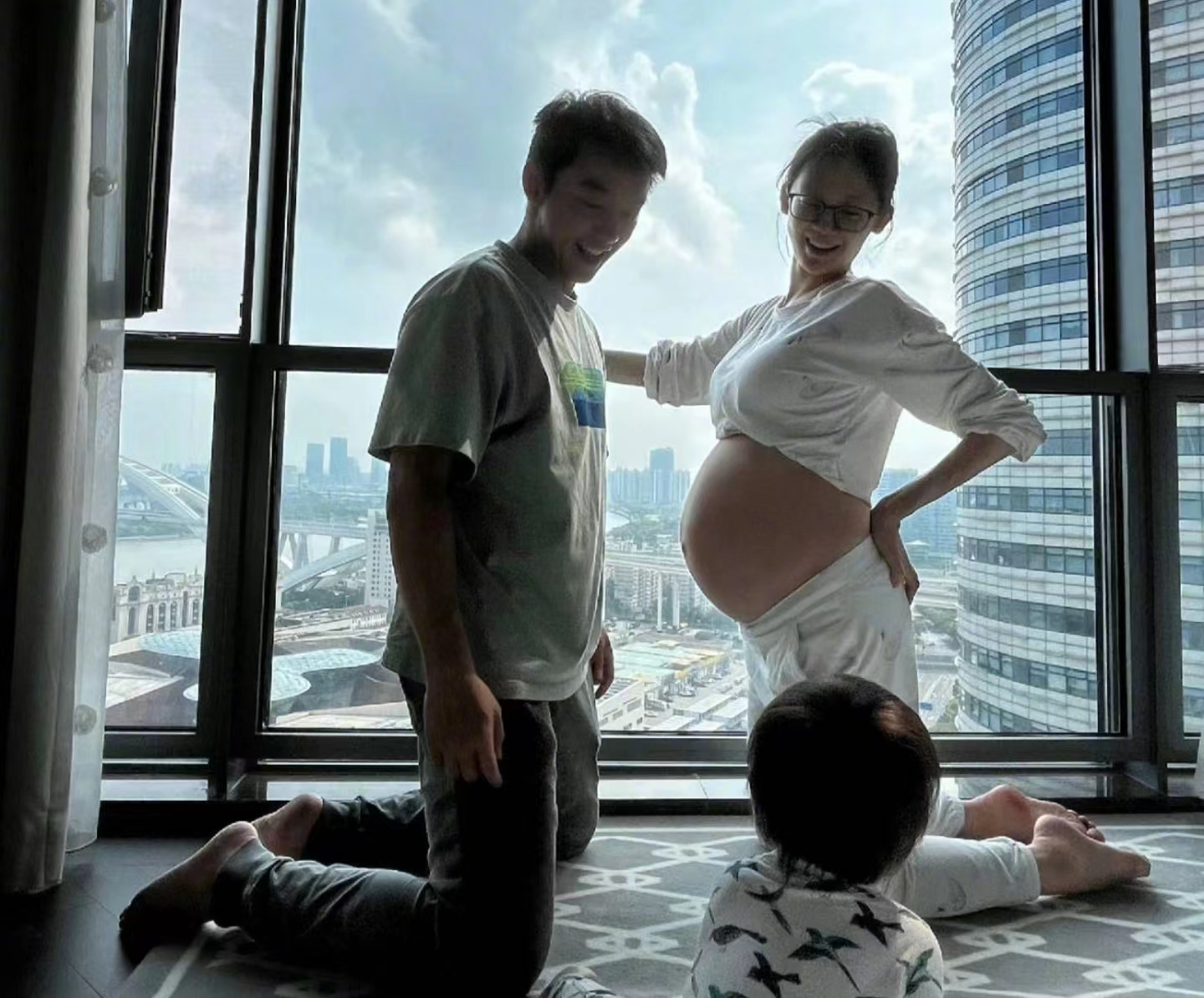 郑恺女儿上综艺惹争议,不删镜头全程脸上打码,宣传未成年疑违规