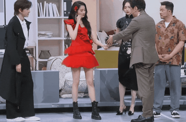 26岁关晓彤生日当天崩溃大哭，网友气炸：真恶心！