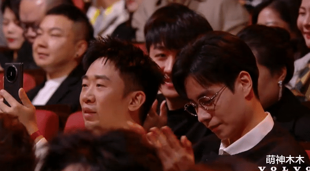 微光盛典太尴尬!何炅主持嘴瓢,颖儿蔡文静撞衫,嘉宾累到打呵欠