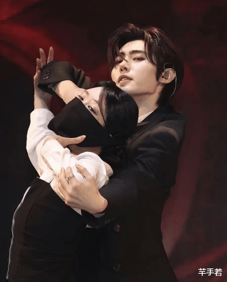 enhypen|ENHYPEN粉丝去HYBE大楼前,进行卡车示威,要求删除双人舞的部分