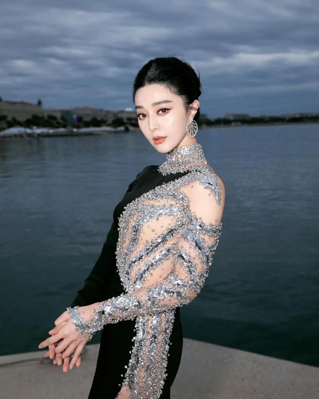 范冰冰|范冰冰红毯再秀镂空礼服 纤细腰身回应网友腰