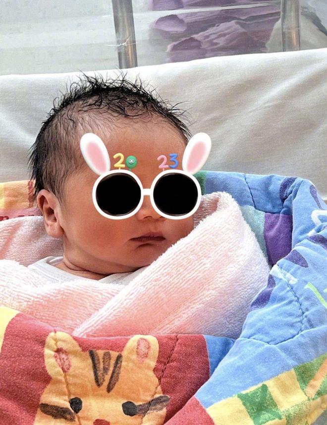 李念|38岁阔太李念生三胎,抱小宝宝萌照曝光,画面温馨有爱,但紧张了