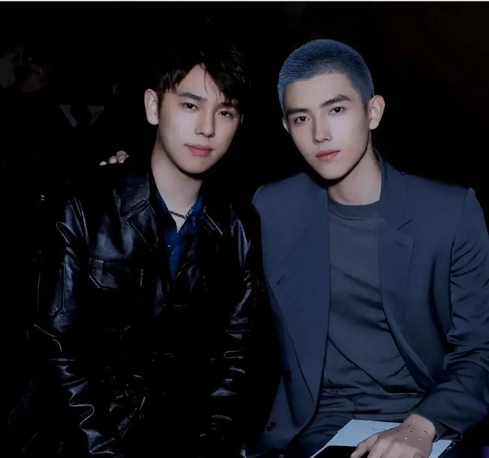 陈飞宇与哥哥香港游玩被偶遇 素颜出行帅气低调