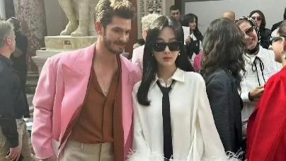 杨紫巴黎时装周，落座首席观秀区彰显非凡咖位，蝴蝶衬裙又美又飒