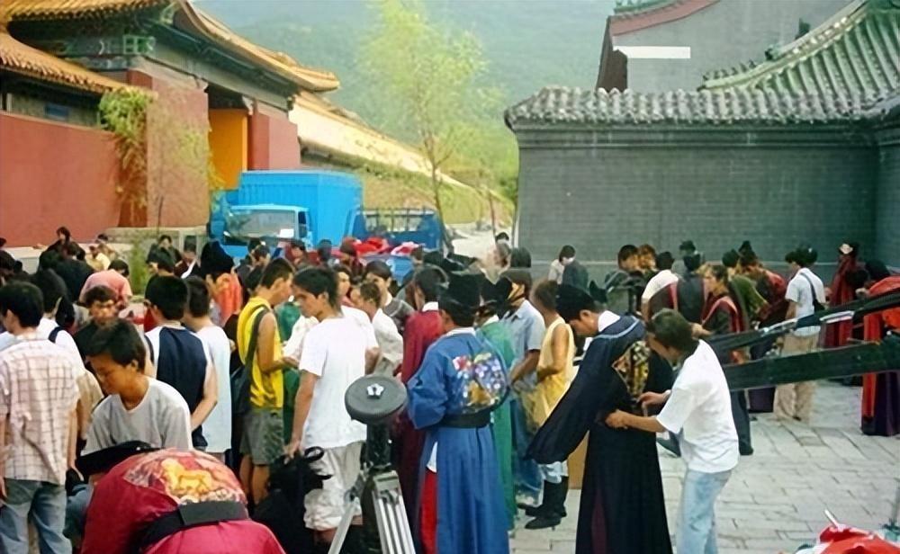 横店20万群演现状：美女泛滥成灾，裸替日入3000，成单身懒汉的天堂！