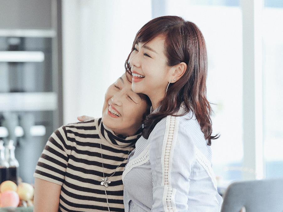 陈松伶 陈松伶瘦身成功被赞年轻十岁，老公老态明显，结婚12年无子仍恩爱