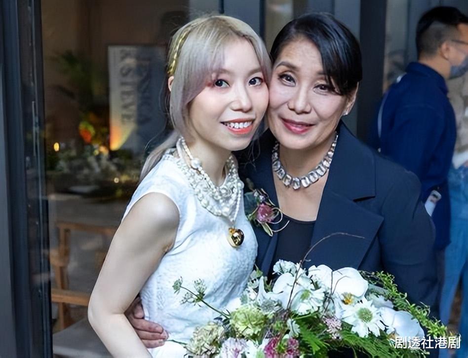 恭喜！香港武打女星明年做外婆，为爱女天天祈福更煲汤给其补身体