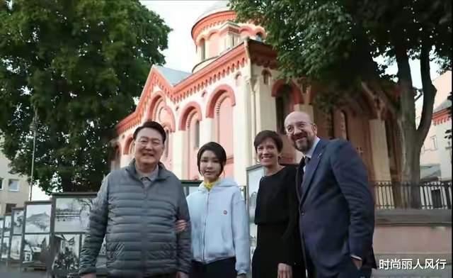 穿衣搭配 韩国第一夫人在立陶宛街头高调秀恩爱！打扮清纯笑容像初恋，超美