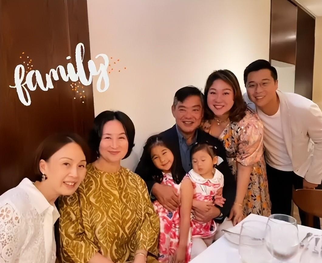 柏林|61岁何超琼参加聚会！笑不露齿形象端庄，单身多年可身材依然有料