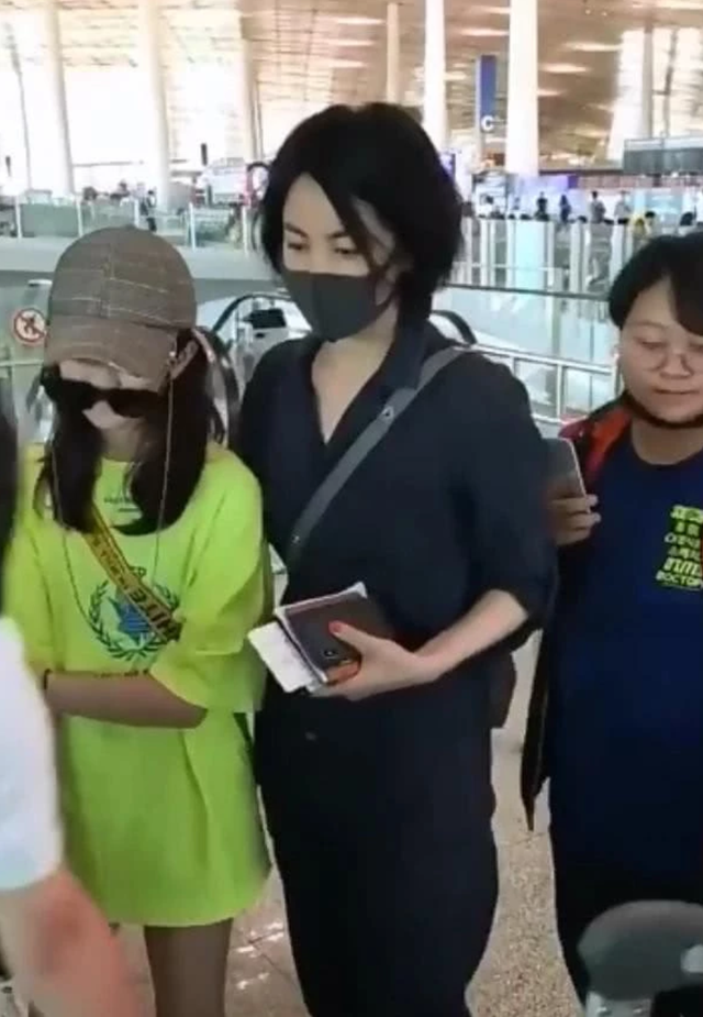 王菲晒母女照！李嫣嘴唇修复好变漂亮了，她再普通不过气质被碾压