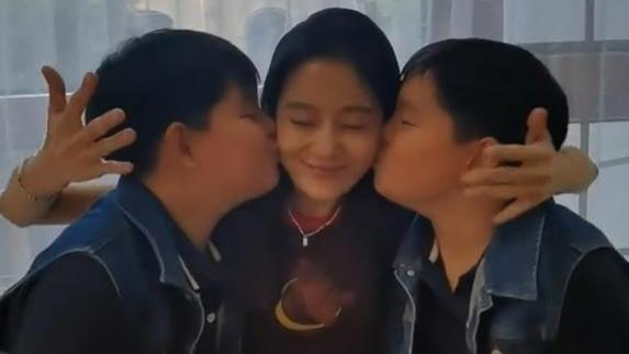 王雨|王媛可王雨一同为双胞胎儿子庆生，一家四口甜蜜幸福，破婚变传闻