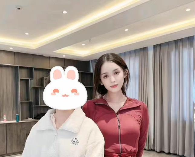 古力娜扎|娜扎真的是明艳大方，和素人合照实在亮眼！