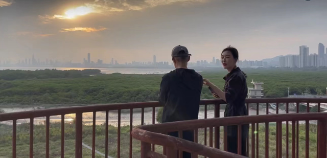 田朴珺|王石田朴珺婚变风波后同框！女方面无表情要求秀恩爱，男方显无奈！