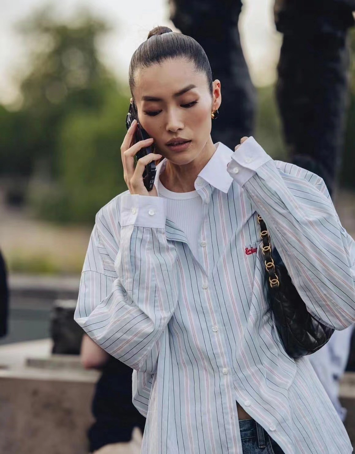 刘雯在巴黎秀场外更惊艳!