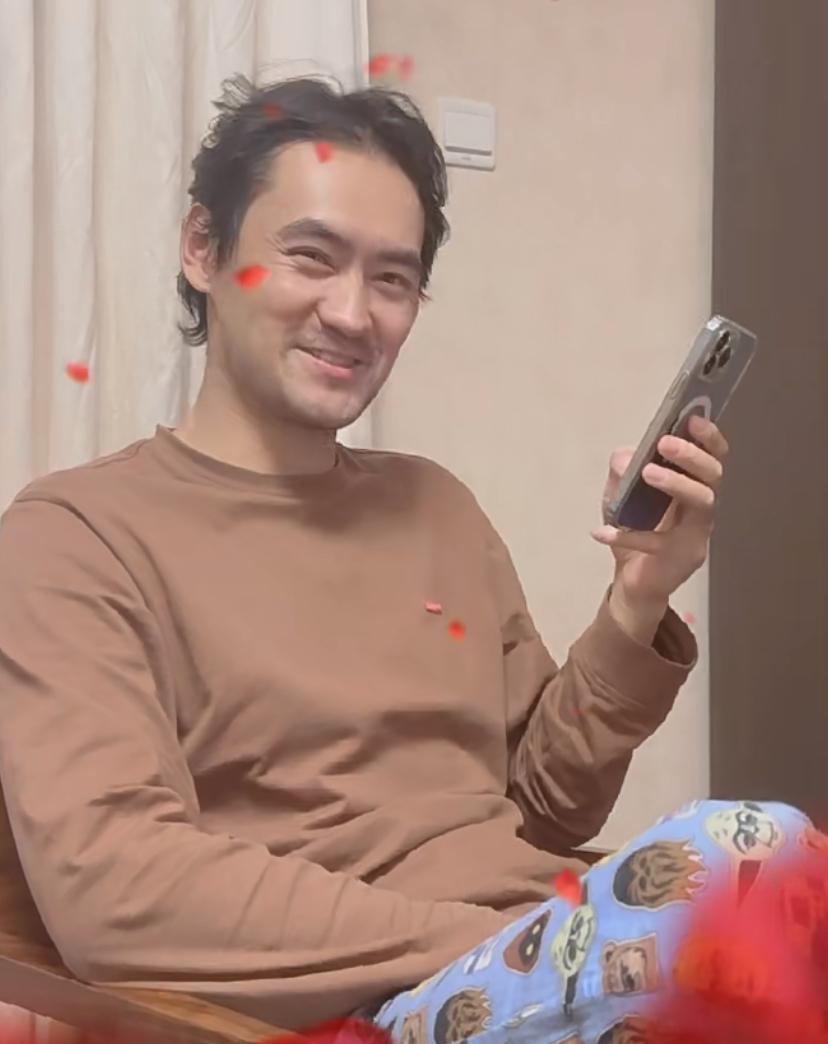 袁弘|张韵艺晒老公日常,40岁袁弘穿印花睡裤接地气,笑起来鱼尾纹明显