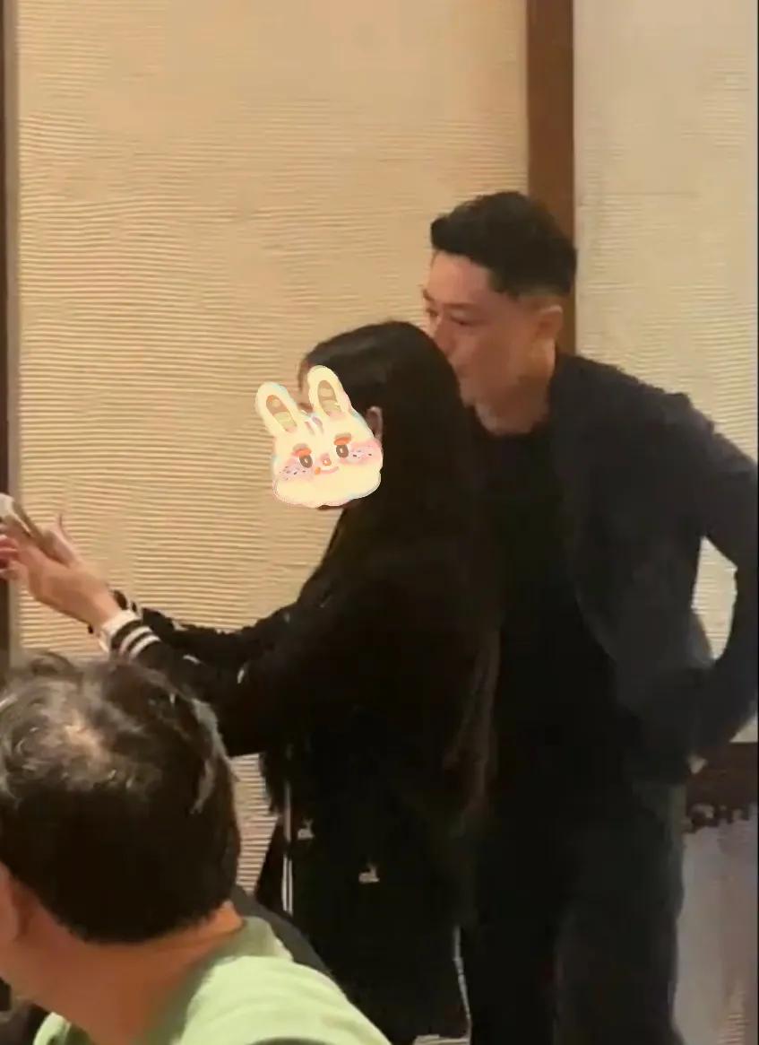 霍建华|霍建华婚变传闻后首露面,和网友合影心情不错,却难逃美颜滤镜