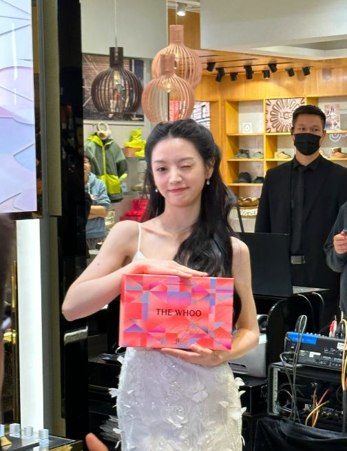 田曦薇线下活动生图，穿吊带裙身材饱满很有料，简直是甜妹天花板