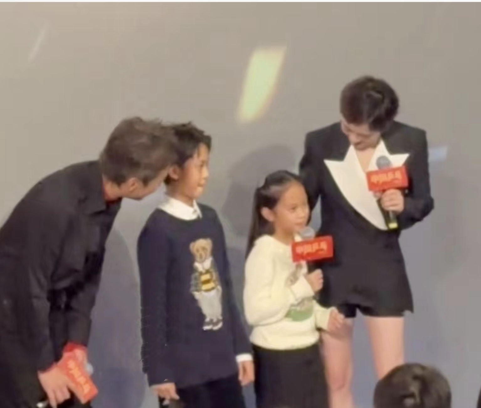 邓超|邓超《中国乒乓》首映,儿女均有参演,兄妹俩摘口罩上台颜值超高