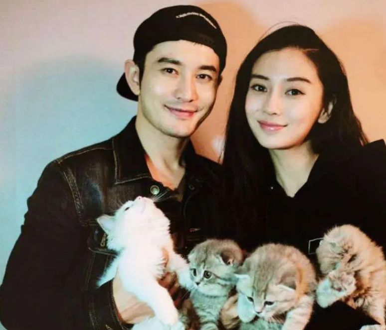 黄晓明《中餐厅》假发套穿帮,脖子上方头发奇怪,像戴了一顶帽子