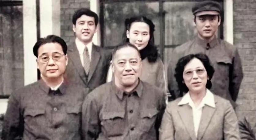 朱琳|1984年，一张罕见的李鹏全家福，自己的妻子朱琳与女儿李小琳，竟全出镜