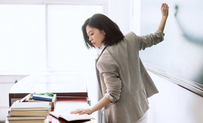 教师|女子名牌大学毕业毁约：放弃支教和年薪30万的工资