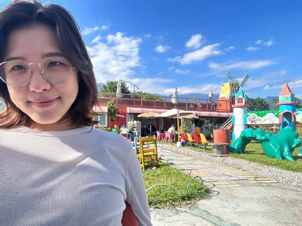 谢依霖曝“时代姐妹花”仍有联络，四人聊天群名曝光，夸杨幂面冷心善