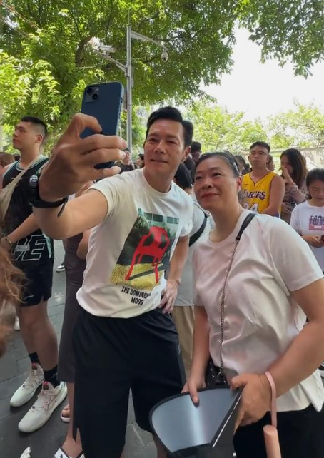 60岁香港影帝游重庆,蹲路边吃小面辣得满脸大汗,吃完还喊爽