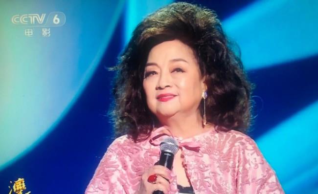 74岁徐小凤被质疑假唱,开口第一句就露馅,真爱粉实锤放的是录音!