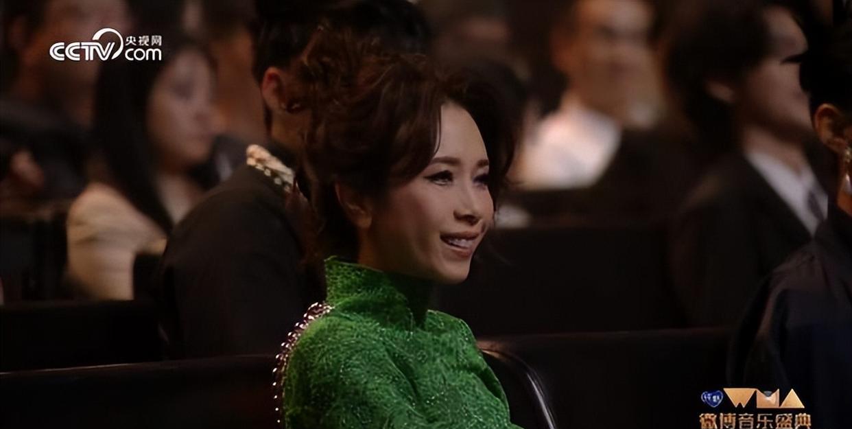 久违的音乐晚会，周笔畅又乱穿，谢娜跳脱放飞，周深深情有魅力