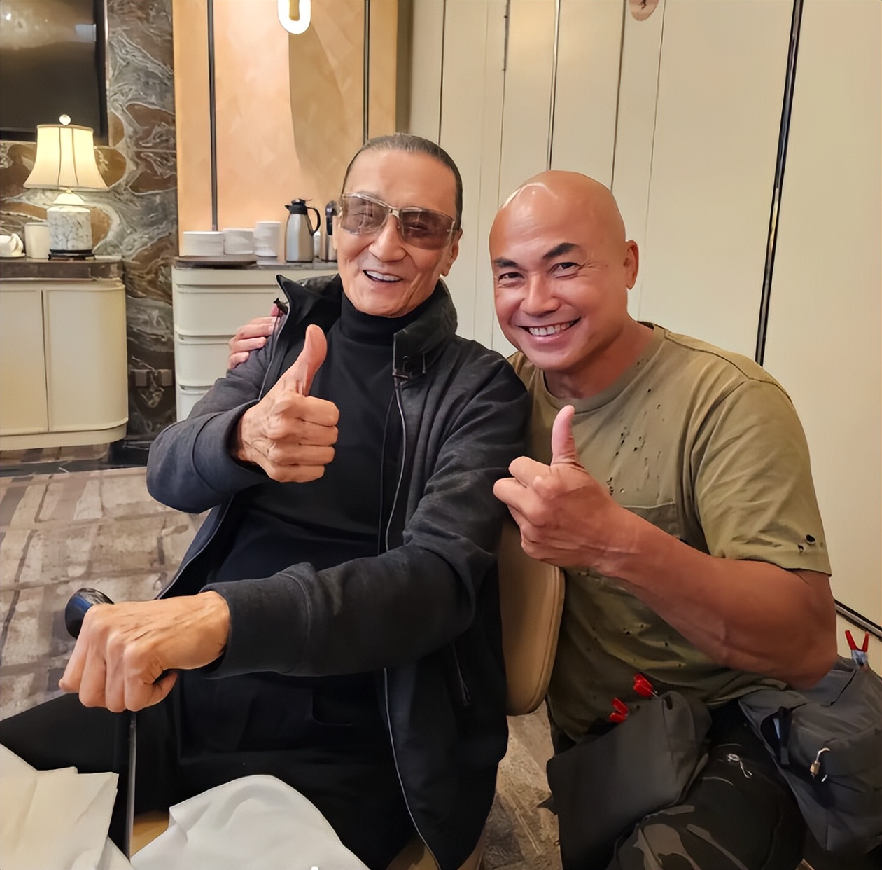 谢霆锋留港陪父亲喝茶，87岁谢贤传病危后首露面，拄拐微笑比赞