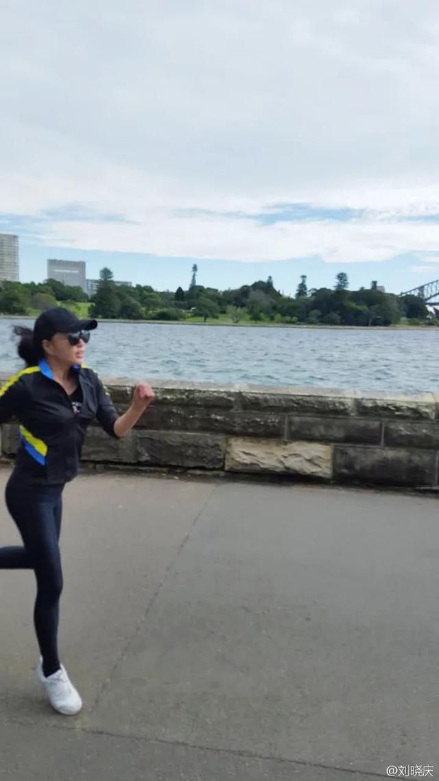 刘晓庆在公园跑步被拍,终于不扮嫩中老年打扮,皮肤很松反倒舒服
