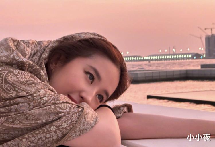 刘亦菲中秋节分享日落随拍，自由感与美貌并存！