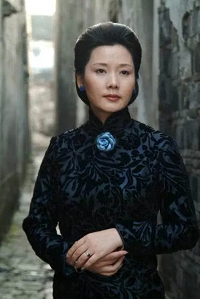 “江南美人”何赛飞:曾是邓颖超座上宾,嫁初恋33年,被宠成公主