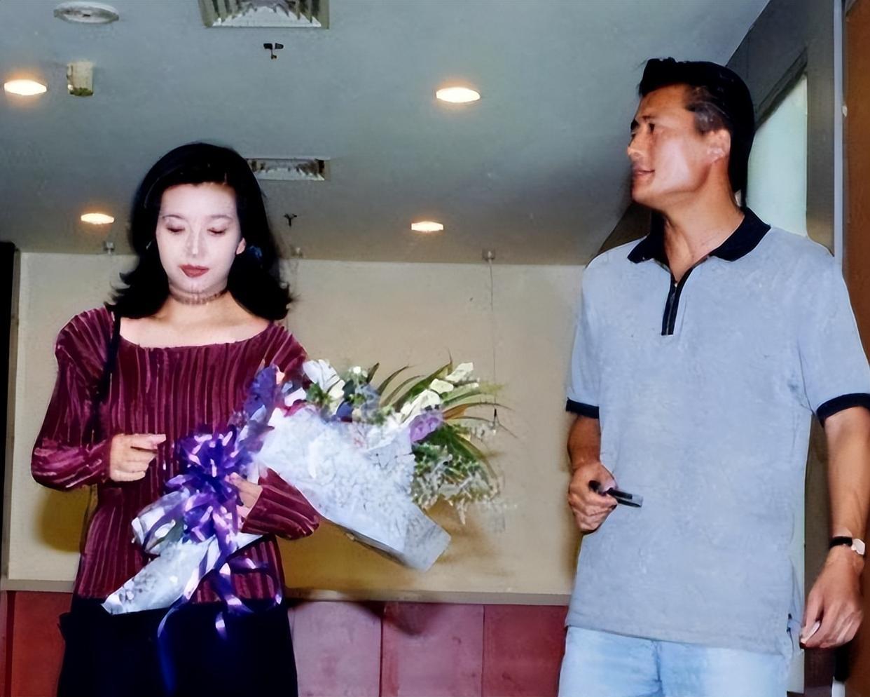 59岁老戏骨疑定居泰国,住别墅,和小16岁娇妻大秀恩爱