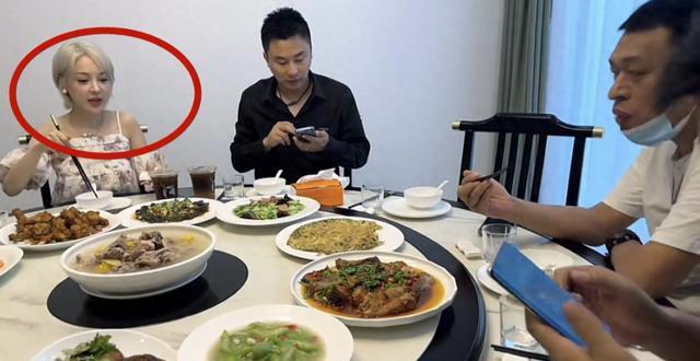 郭美美出狱后继续做网红,染头发还做医美,与5位男子包间聚会