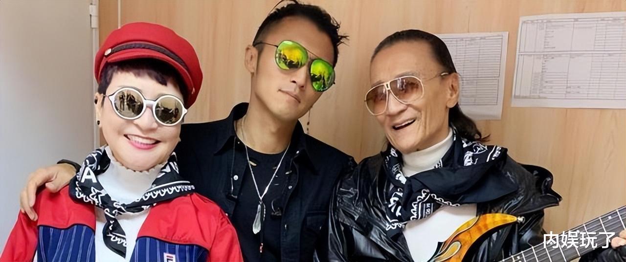 87岁谢贤成孤寡老人，每天看谢霆锋照片发呆，直言已选好陪葬品