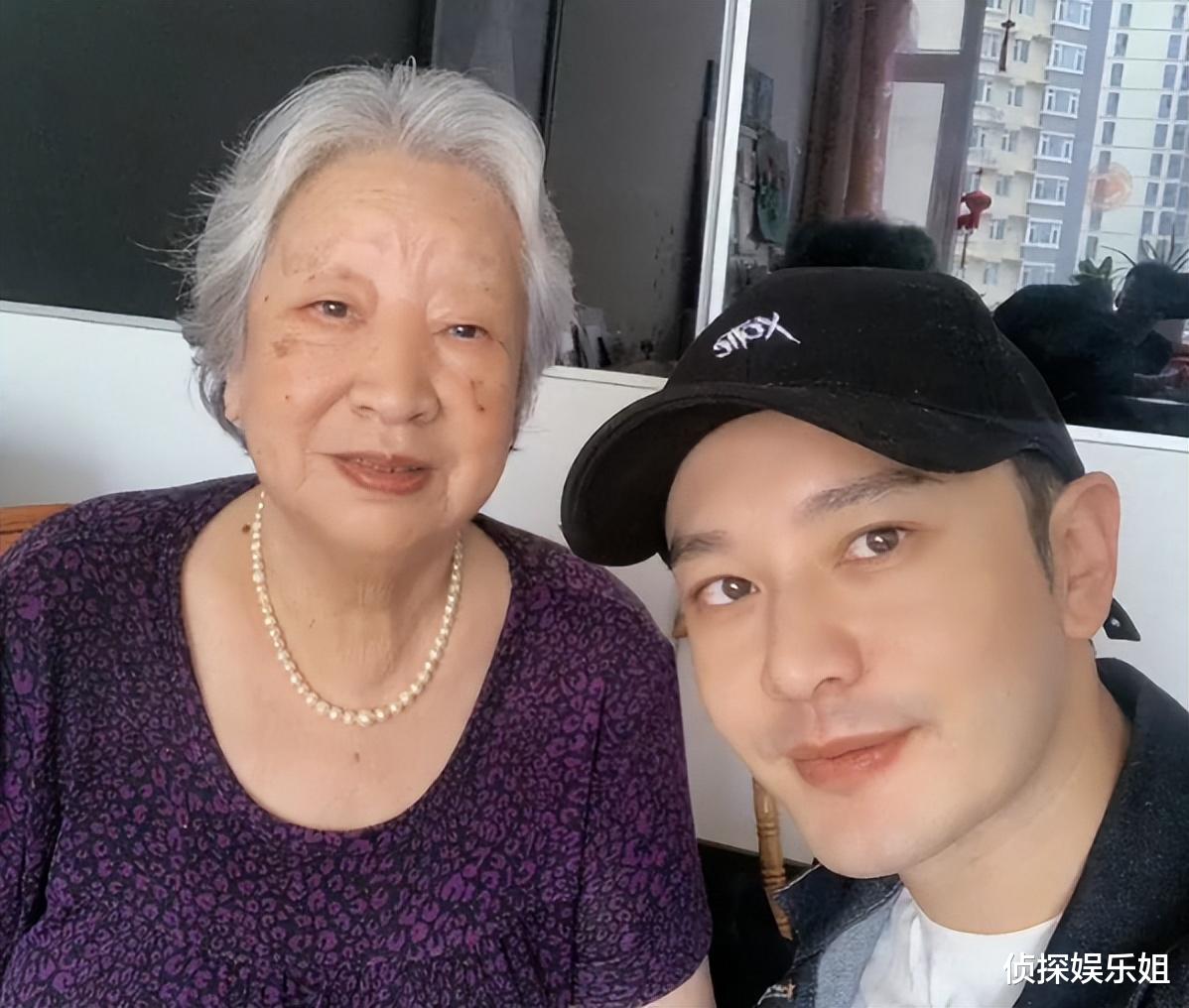 黄晓明|黄晓明为妈妈和姥姥庆祝妇女节，晒祖孙三代合照超幸福