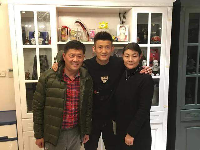 谌华一看妻子生气了,也不敢下去拉儿子,就一个人在一边生闷气,看丈夫