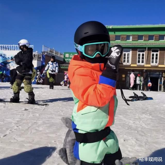 陈妍希|陈妍希带儿子滑雪!小星星动作娴熟,母子绑四个玩偶趣味十足